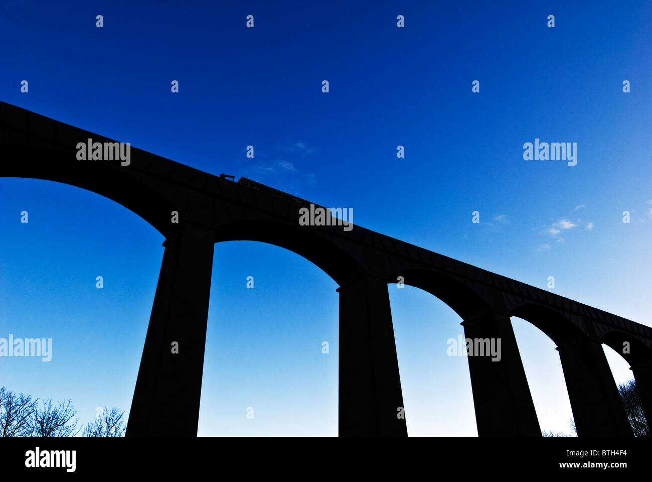 Das Pontcysyllte-Aquädukt und Kanal mit Boot überqueren, Trevor, Denbighshire, Nordwales Stockfoto