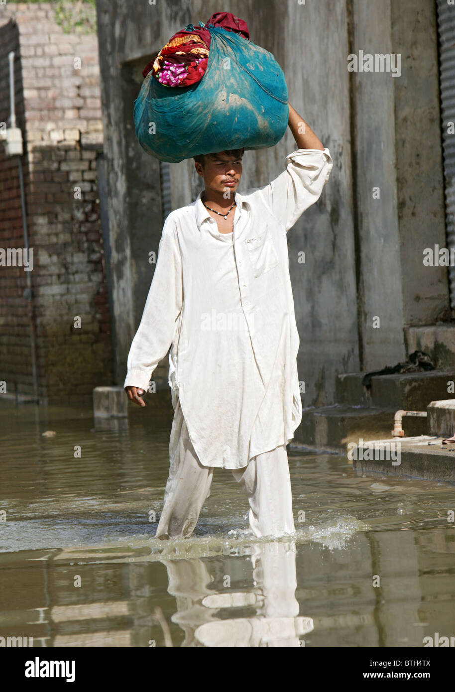 Bewohner, die Rückkehr zu der teilweise zerstörten Stadt Nowshera, Pakistan Stockfoto