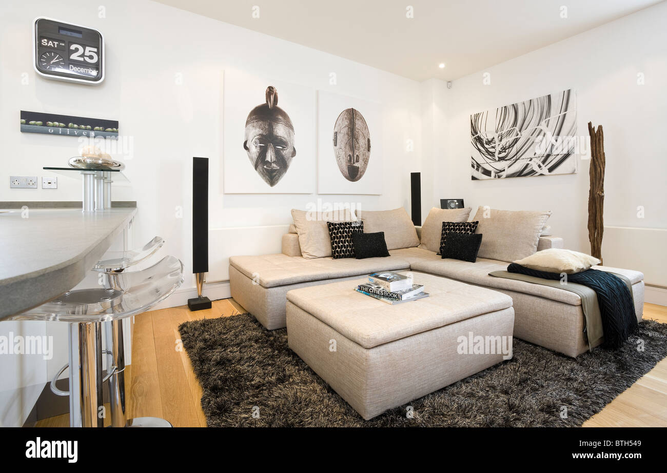 Wohnzimmer mit großer Couch Stockfoto