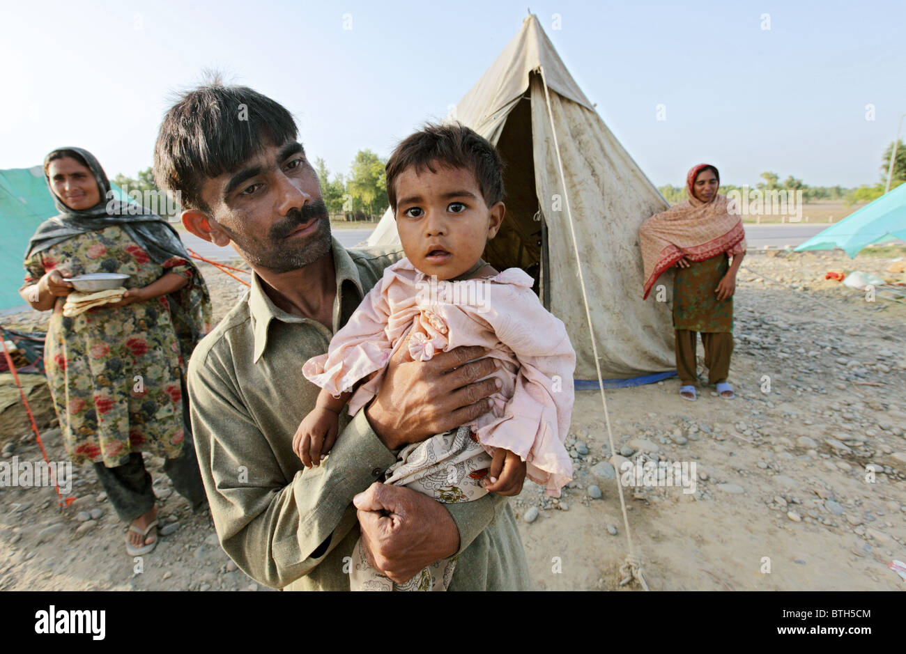 Suche nach Unterkunft in Zelten, Nowshera, Pakistan Flut-Flüchtlinge Stockfoto