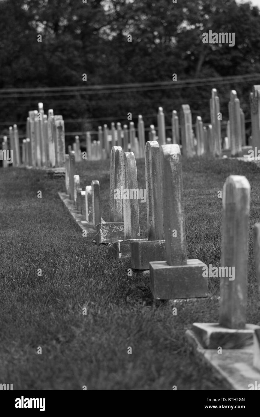 Alte Grabsteine auf einem Friedhof Stockfoto