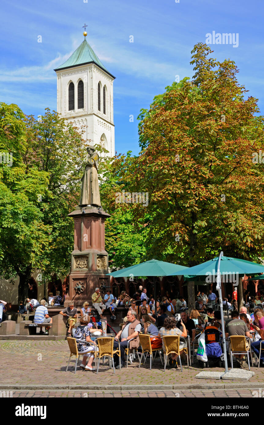 Freiburg im Breisgau, Deutschland. Rathausplatz. Martinskirche / St.-Martins Kirche und Brunnen Stockfoto