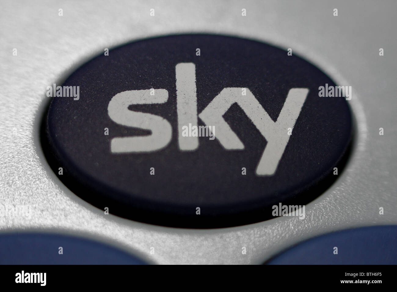 Die tief blaue Taste für Sky TV auf einem Himmel gebrandmarkt Fernbedienung  Stockfotografie - Alamy
