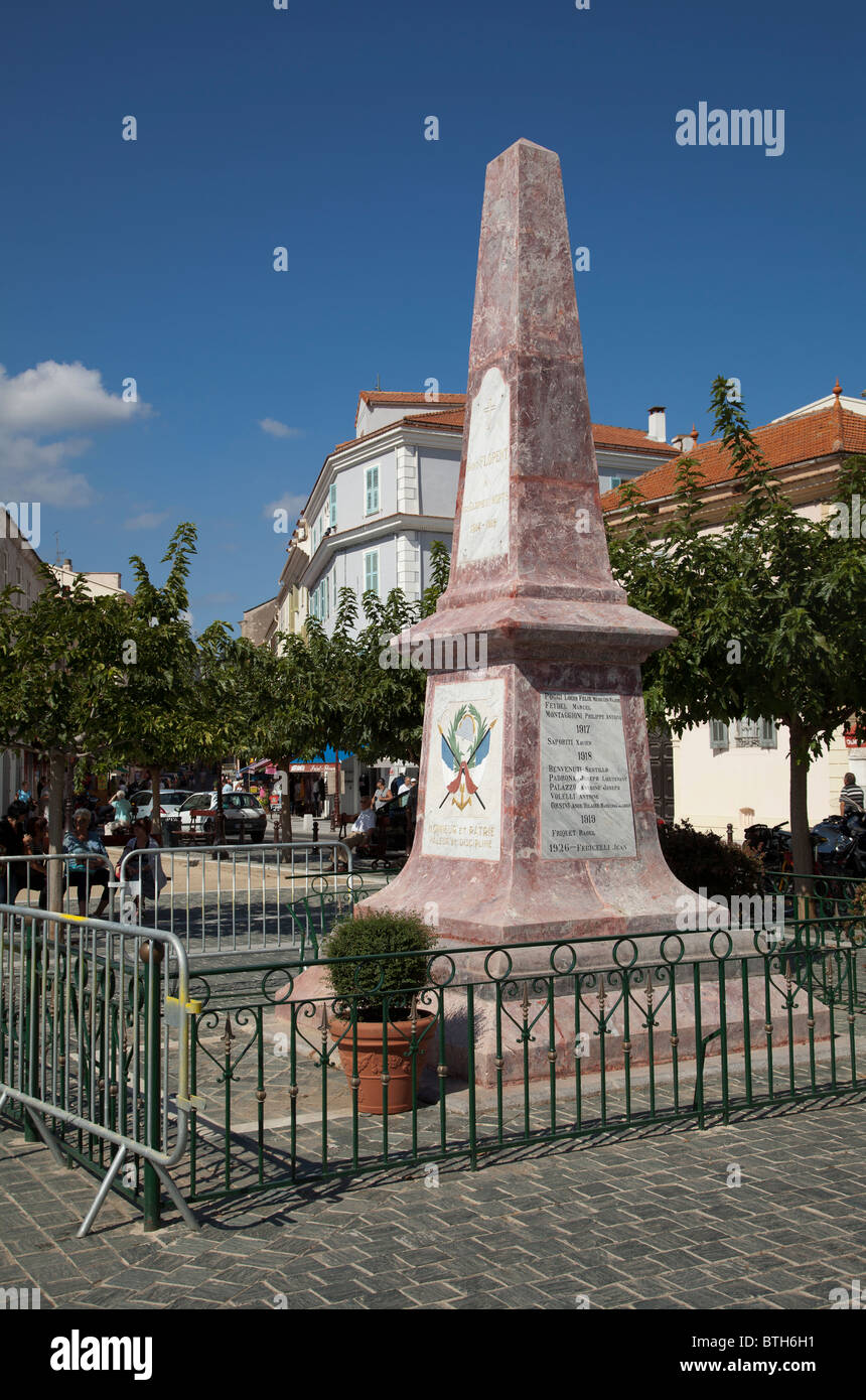 Kriegerdenkmal am Place des Portes am St Florent Corsica Stockfoto