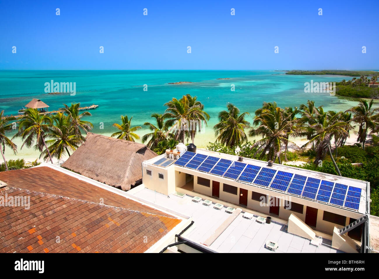 Luftaufnahme am Strand mit einem Gebäude mit einem Solar-Panel auf der Isla Contoy, Mexiko Stockfoto