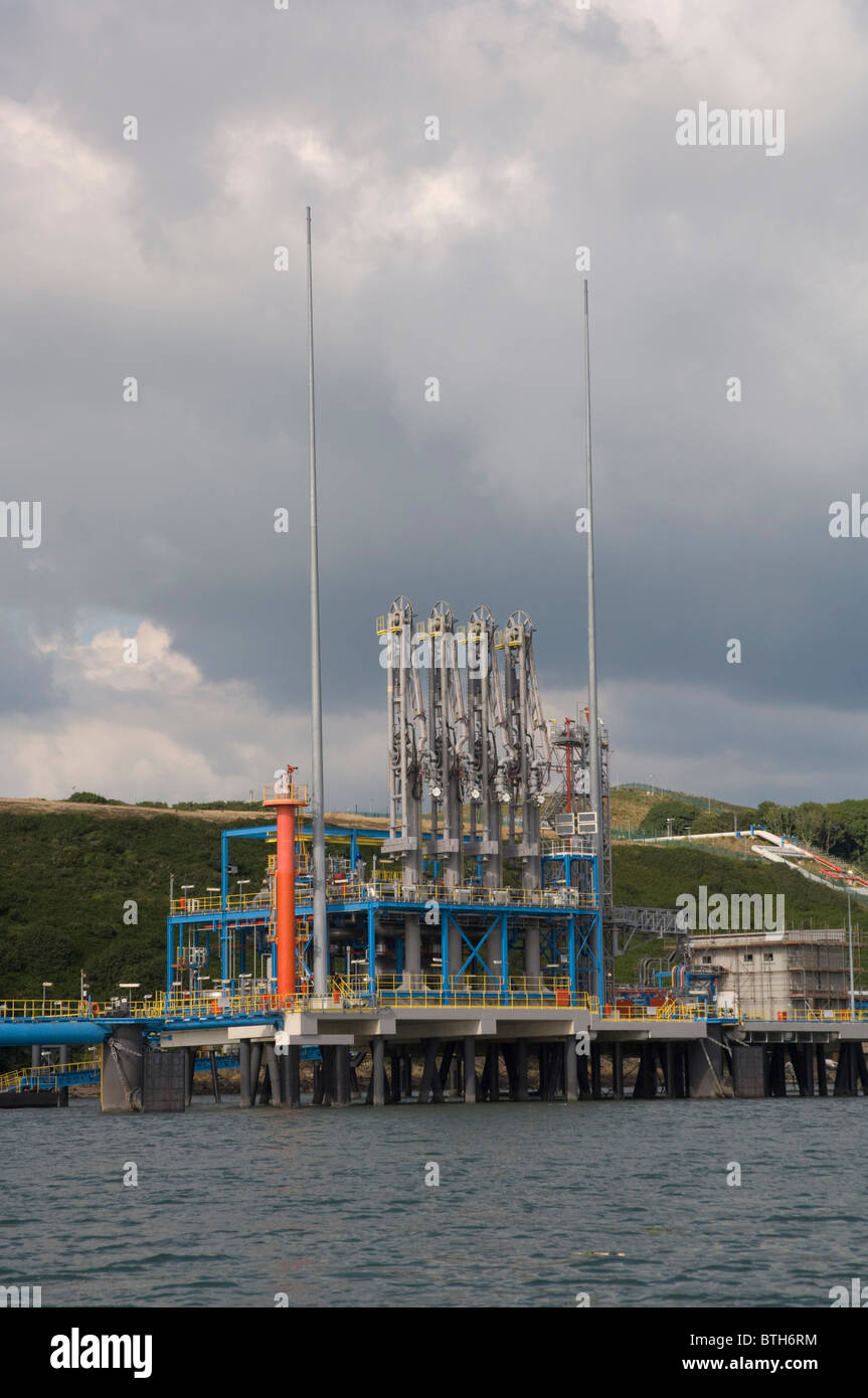 Dragon-LNG-Terminal und Steg, Milford Haven, Pembrokeshire, Wales, UK, Europa Stockfoto