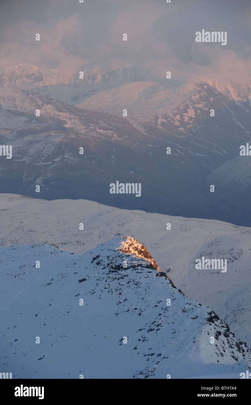 Letzten Aufschluss über hohe wie Spionage und Striding Edge im Winter im englischen Lake District Stockfoto