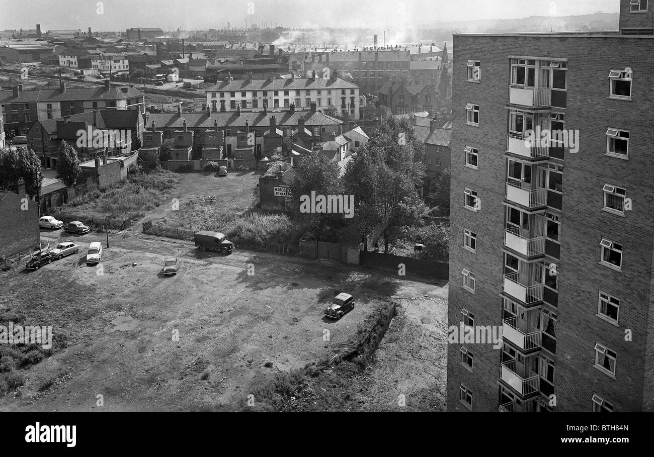 Ansicht von Wolverhampton Brickklin Straße Wohnungen und der Umgehungsstraße im Bau. 1961 mit modernen Wohnungen ersetzen alte Häuser Stockfoto