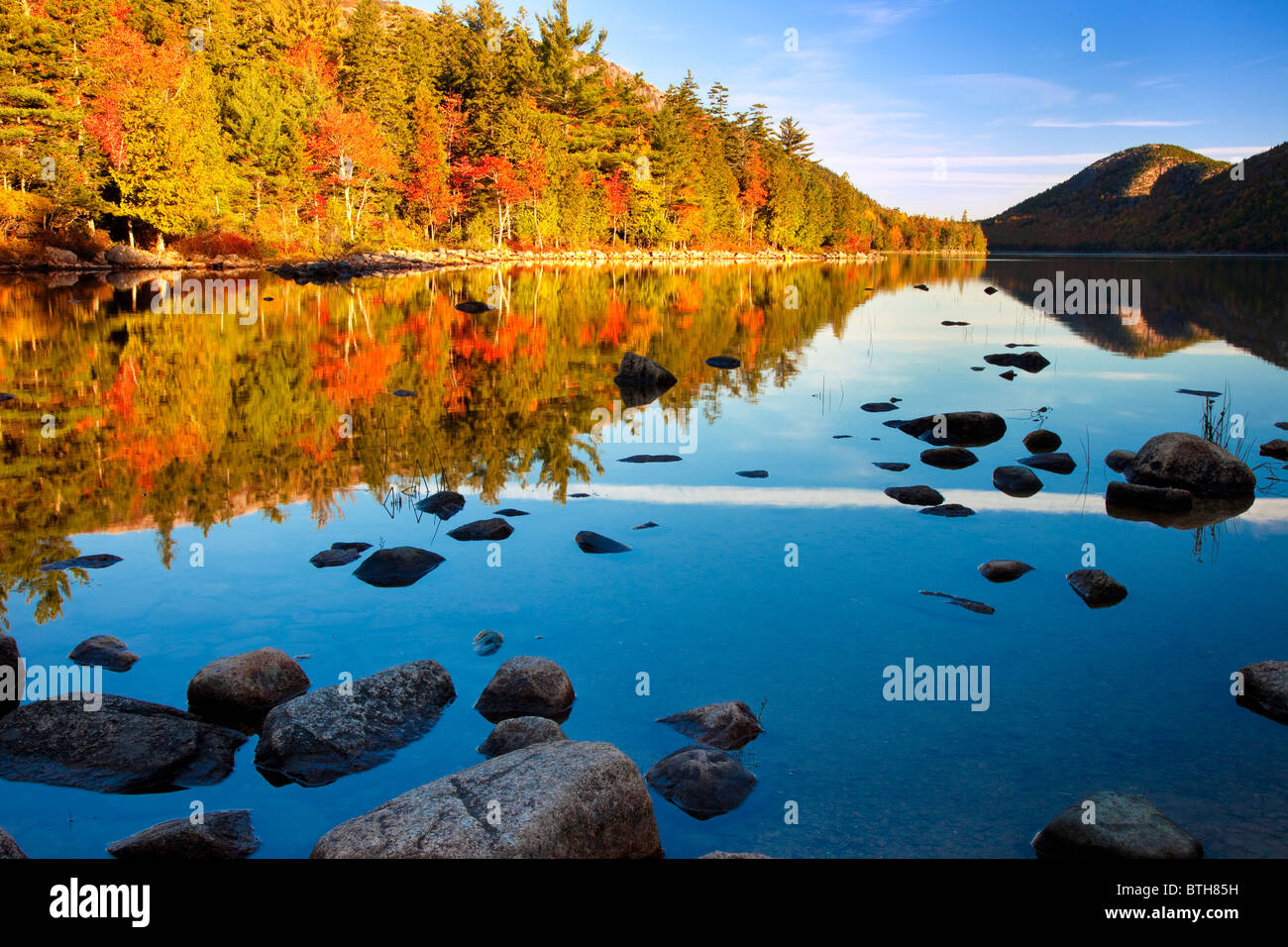 Frühen Herbstmorgen am Jordan Pond im Acadia National Park, Maine, USA Stockfoto