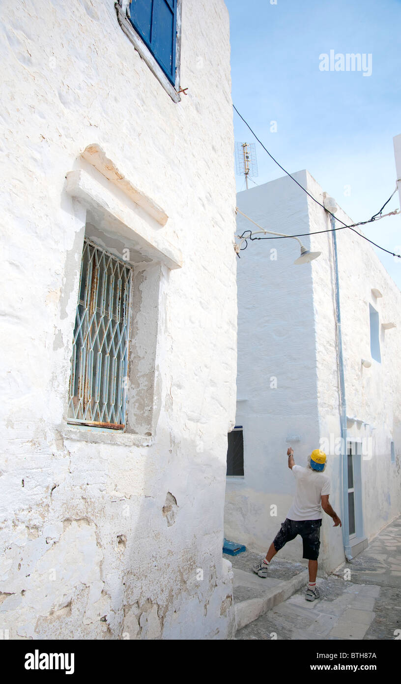 Das äußere eines traditionellen weißen Hauses in Ano Syros, auf den griechischen Kykladen Insel Syros Bild Mann. Stockfoto