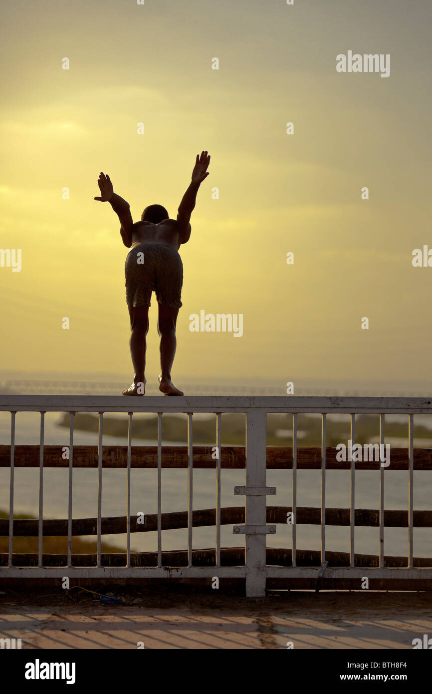 Junge-Sprung von einer Nil-Brücke Stockfoto