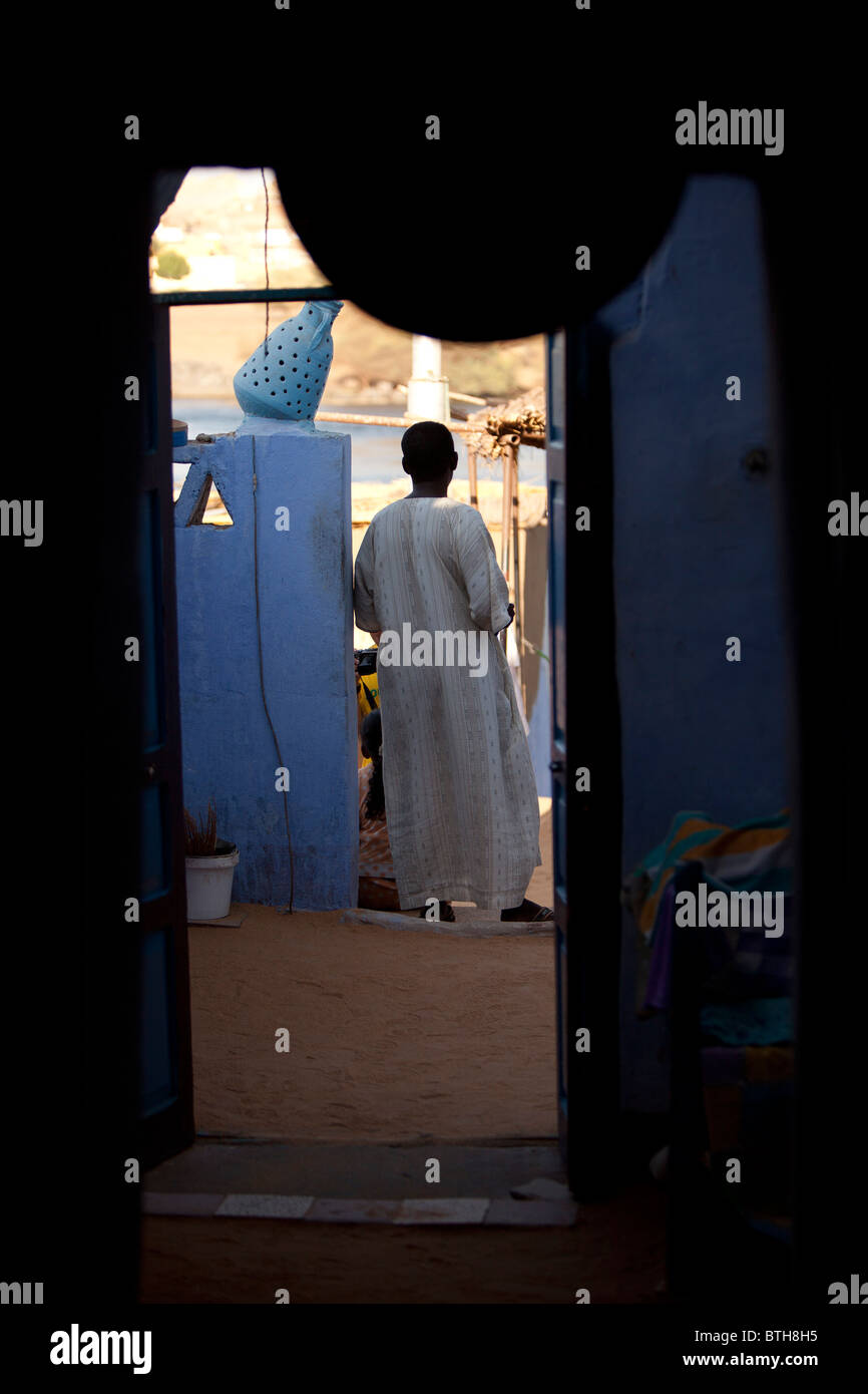 Mann steht vor seinem Nubischen Haus. Stockfoto