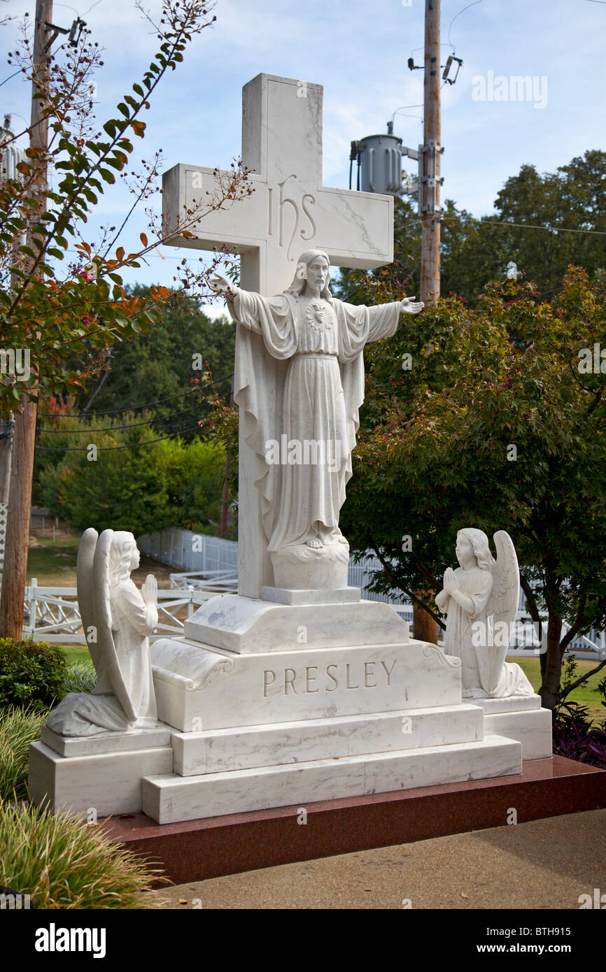 Der Presley-Familie-Denkmal in Graceland. Eine Murmel Kreuz mit Jesus mit ausgestreckten Armen und zwei kniende Engel. Stockfoto