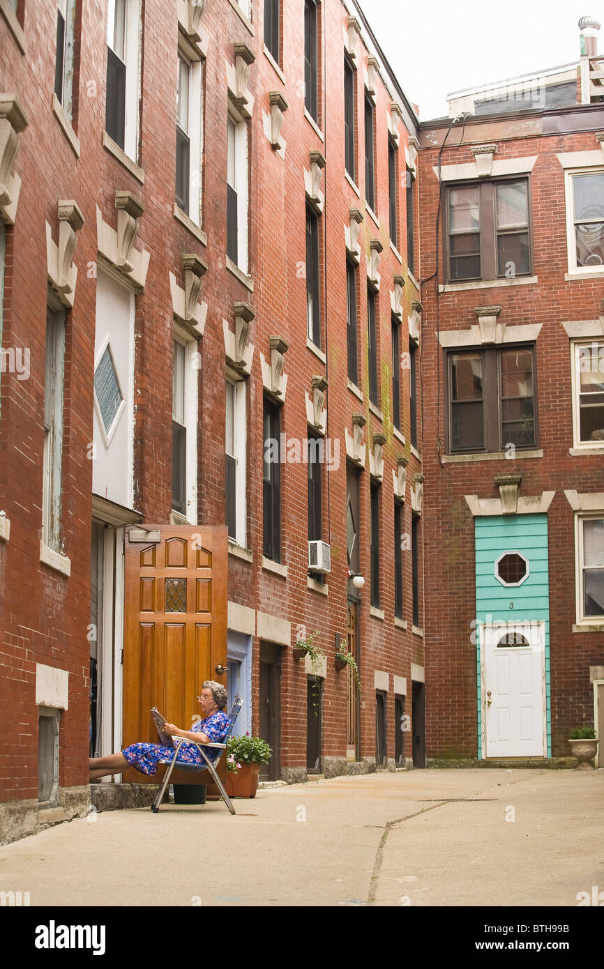 Senior Woman lesen Papier Norden Ende Boston, Massachusetts Stockfoto