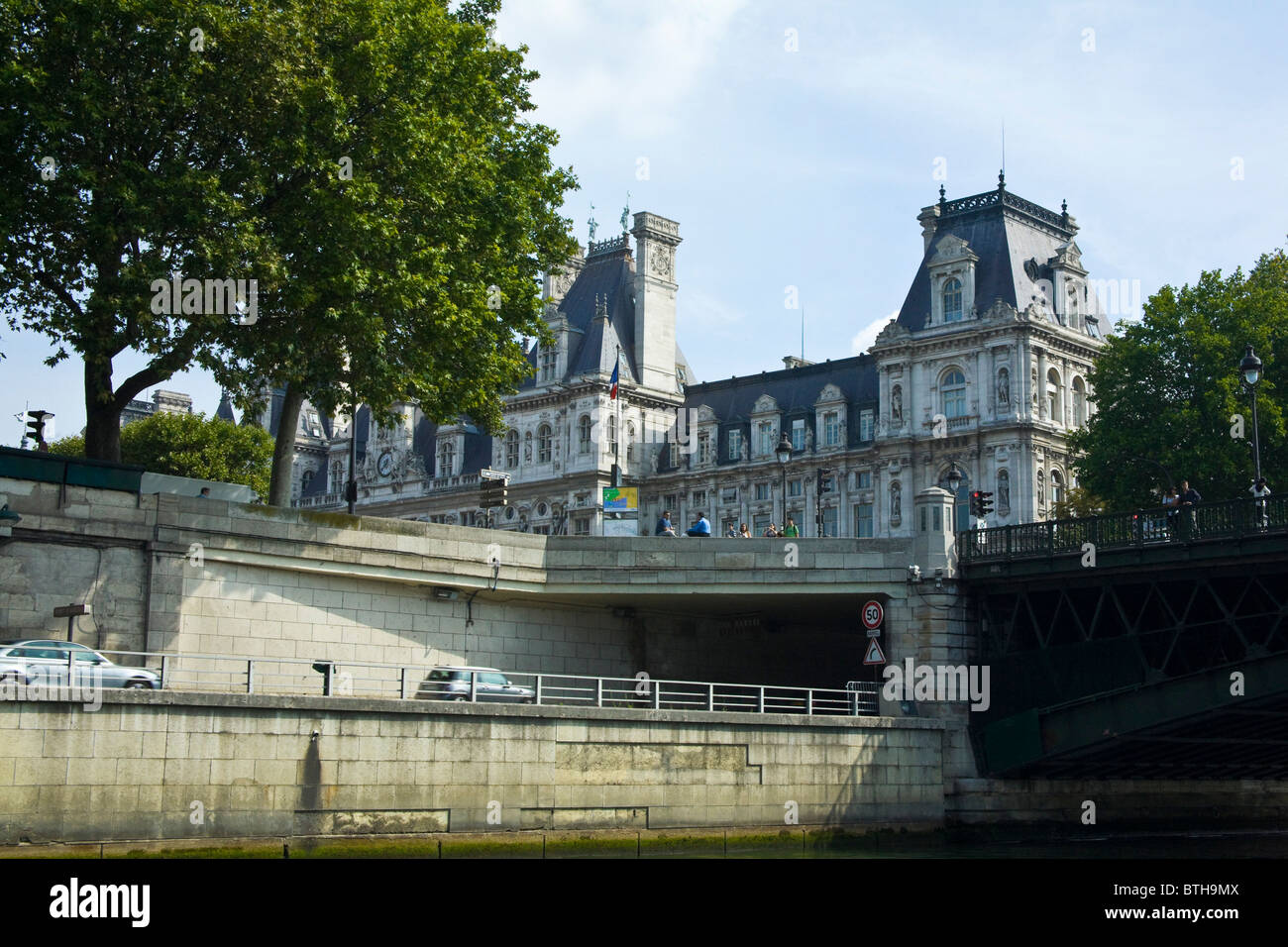 Fluss Seine, Paris, Frankreich, Brücke, Gebäude und Flussufer Straße, unter der Straßenbrücke Stockfoto