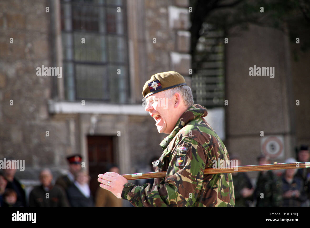 Sergeant-Major aus dem London-Regiment sprengt seine Befehle an seine Truppen Stockfoto