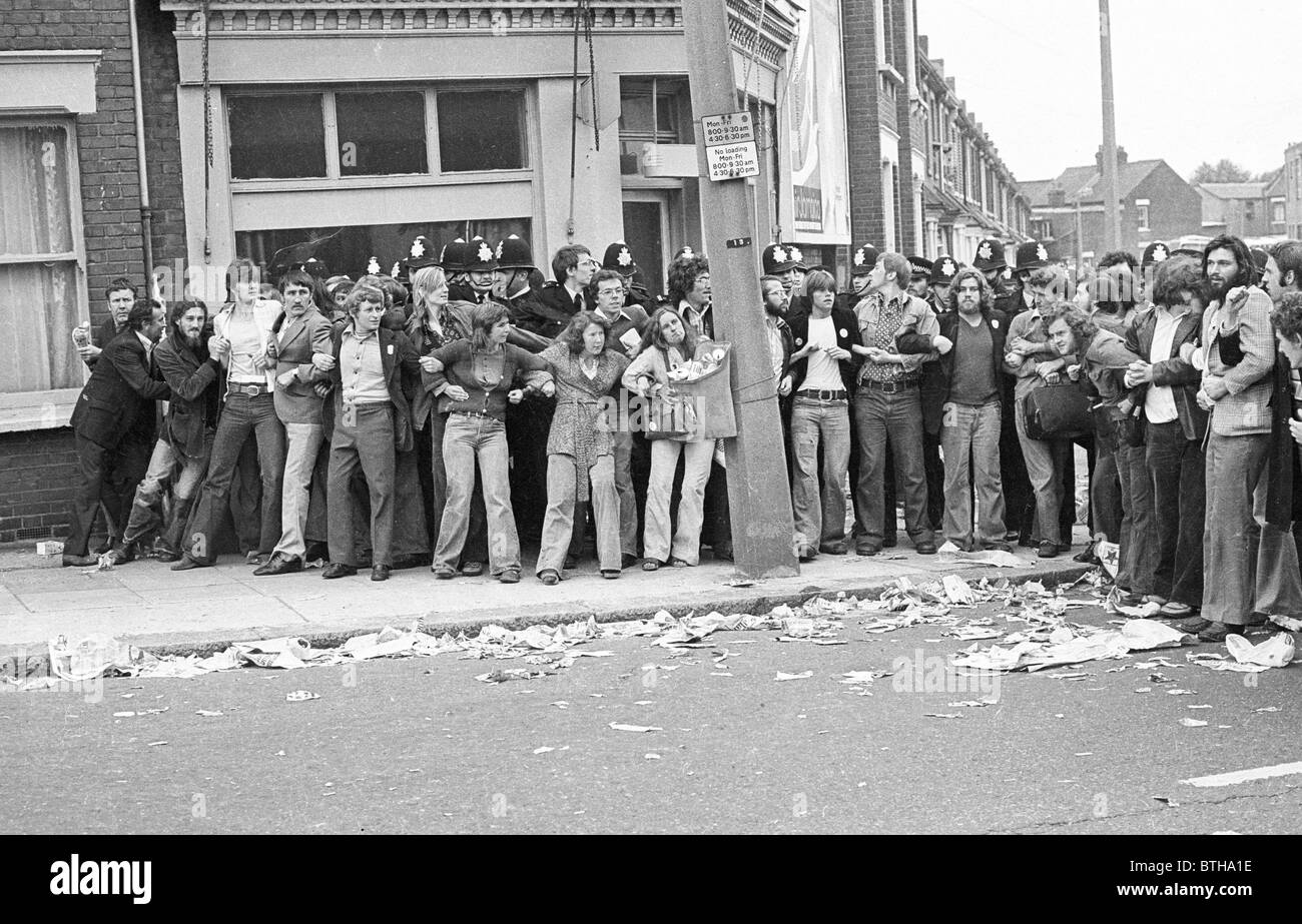 Aktivisten verbinden Waffen, um zu verhindern, dass Streikbrecher die Streikposten von Grunwicks passieren 22/6/77 PIC DAVID BAGNALL Streikposten von Grunwick Streikposten für Gewerkschaftsaktionen politische Politik 1970s 1977 britische britische Aktivisten aus der Arbeiterklasse Stockfoto
