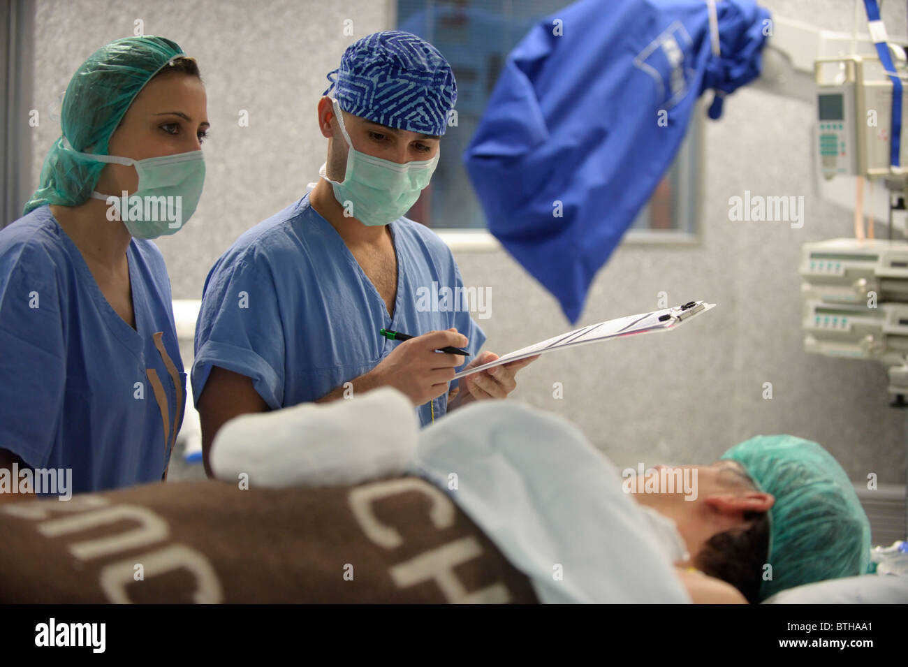 Ärzte mit Patienten im Operationssaal vor einer Operation Stockfoto