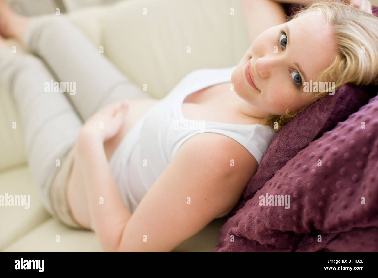 Schwangere Frau auf dem Sofa entspannen Stockfoto