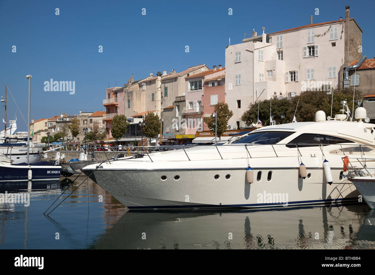 Der Hafen und der Hafen Front St Florent Corsica Stockfoto