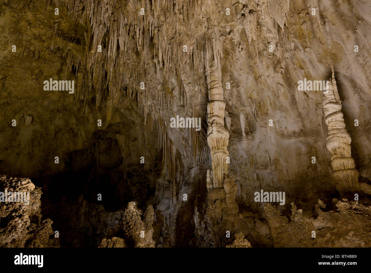 Stalaktiten und Stalagmiten in Carlsbad Caverns National Park im südlichen New Mexico, USA. Ein UNESCO-Weltkulturerbe. Stockfoto
