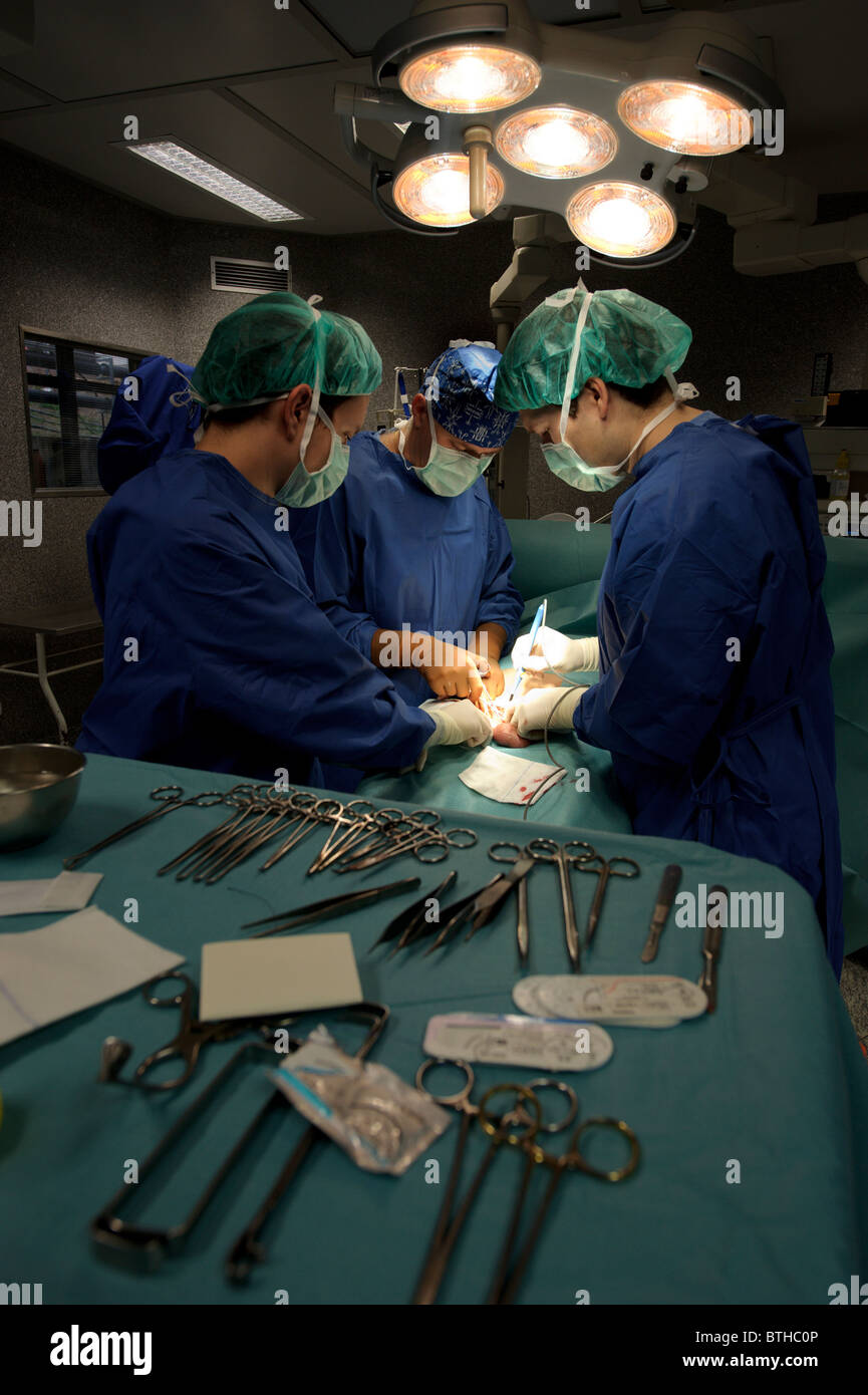 Ärzte der Chirurgie im OP-Saal Stockfoto