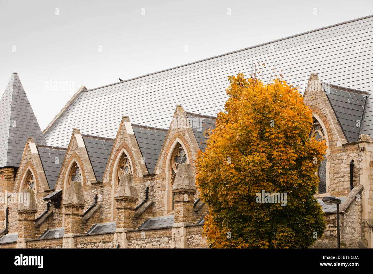Solarziegel auf St Silas Kirche in Pentonville, London, UK. Das Solardach produziert Aprox. 47 % des Energiebedarfs von Gebäuden Stockfoto
