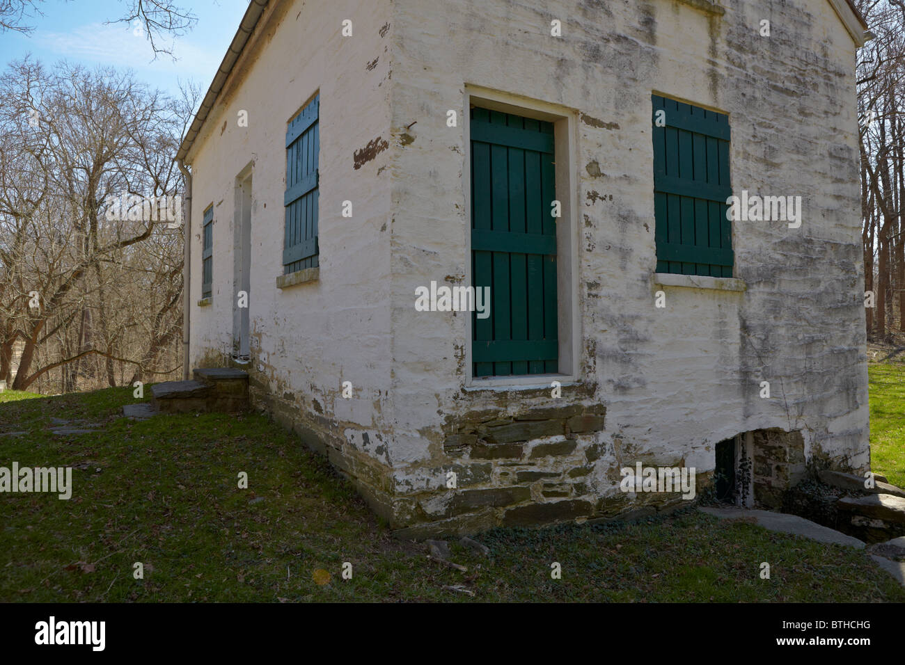 Die Nordseite und vorderen Außenbereich des Lockhouse 11 auf dem C & O Kanal, Potomac, Maryland. Stockfoto