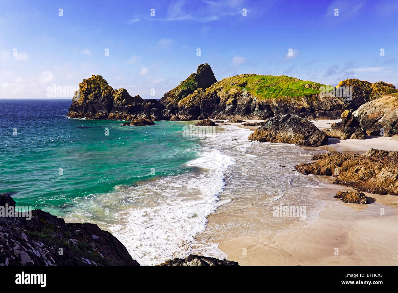 Wellen und das türkisfarbene Wasser bei Kynance Cove, The Lizard, Cornwall Stockfoto