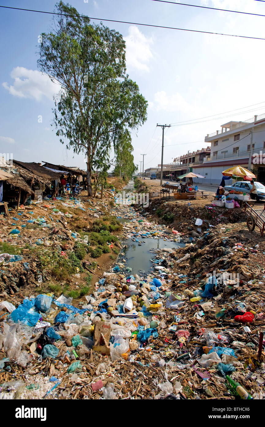 Verschmutztes Wasser durch einen Marktplatz, Phnom Penh, Kambodscha Stockfoto