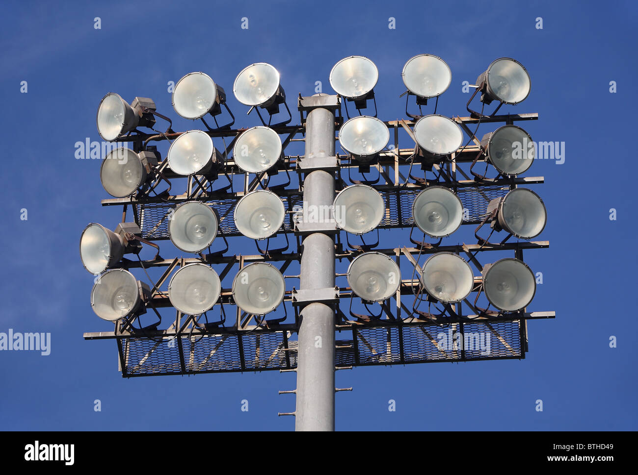 Fußball oder Baseball Flutlicht vor blauem Himmel Stockfoto