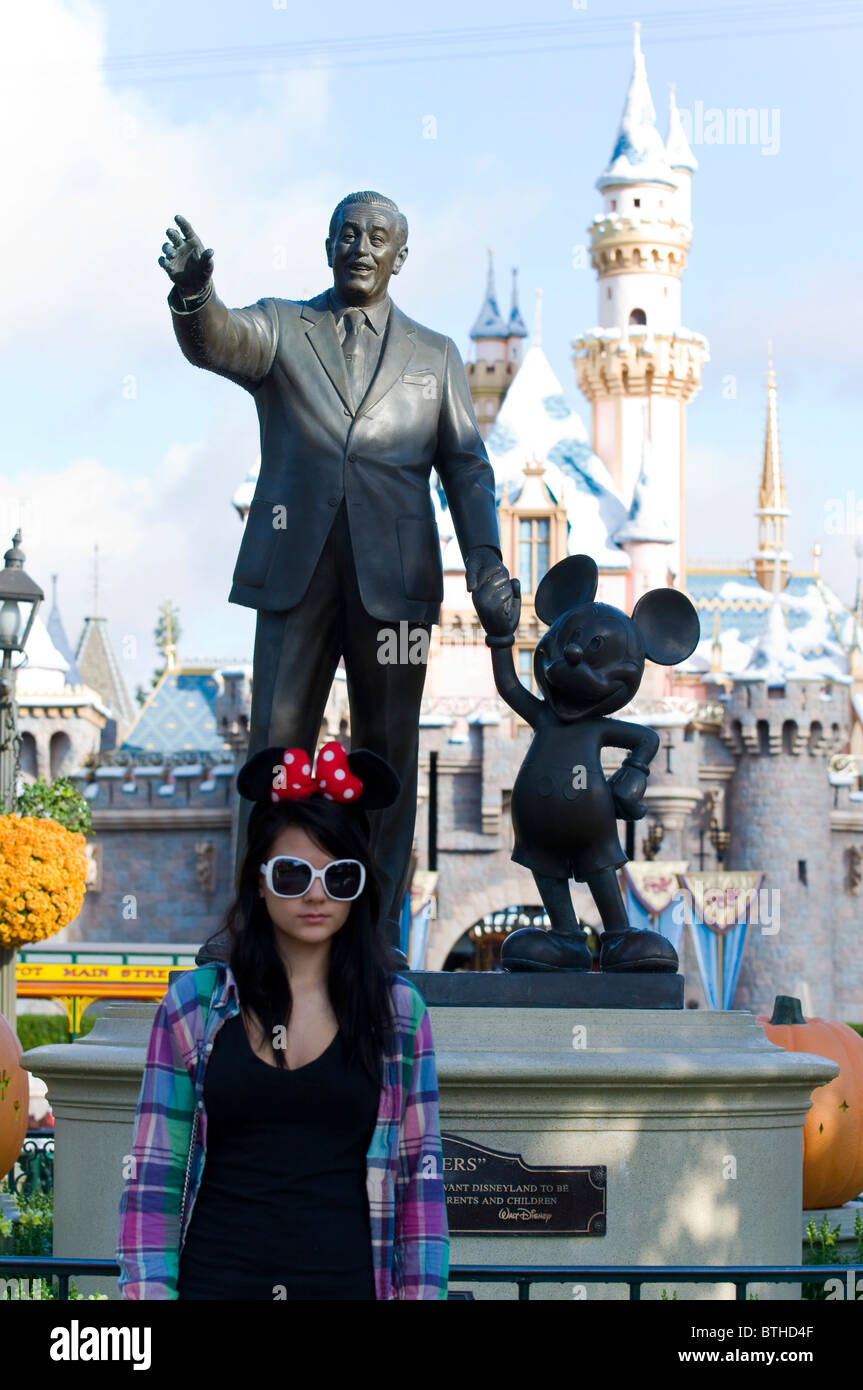 Statue von Walt Disney und Mickey Mouse in Disneyland Park, Anaheim, Kalifornien, USA Stockfoto