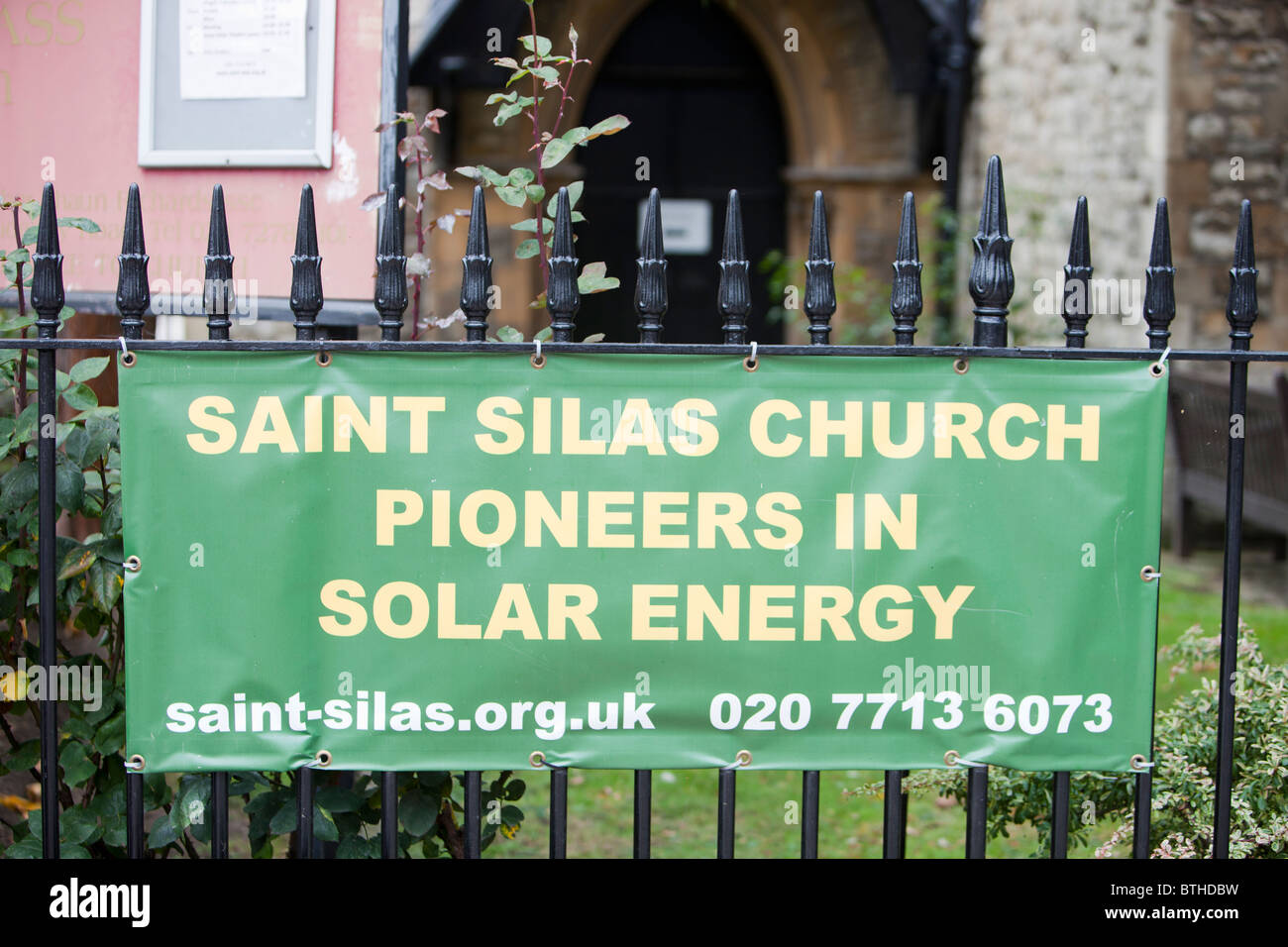 Solarziegel auf St Silas Kirche in Pentonville, London, UK. Das Solardach produziert Aprox. 47 % des Energiebedarfs von Gebäuden Stockfoto