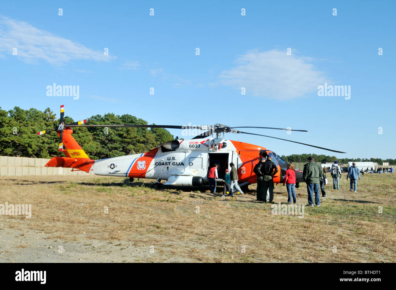 Einer der Air Station Cape Cod United States Coast Guard Such- und Rettungsaktionen Jayhawk Hubschrauber stationär am Boden. Stockfoto