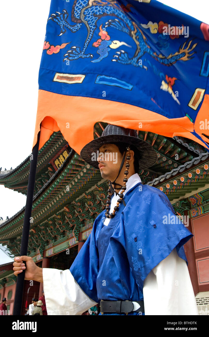 Wachablösung vor dem Gyeongbokgung Palast, Seoul, Südkorea Stockfoto