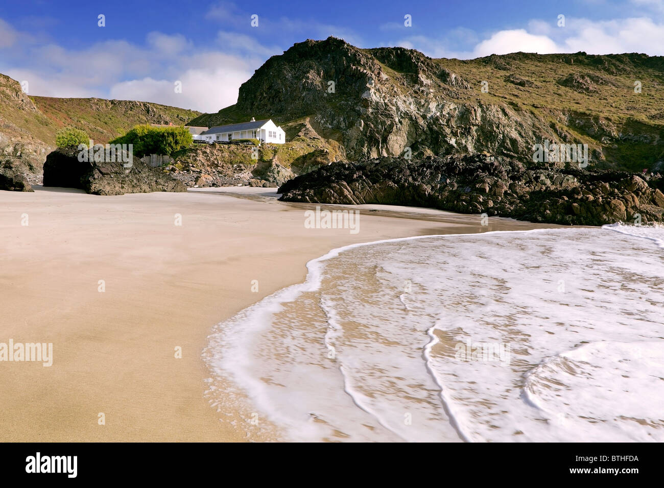 Blick vom Strand und Surfen auf der Wasserseite Café Kynance Cove, Cornwall Stockfoto