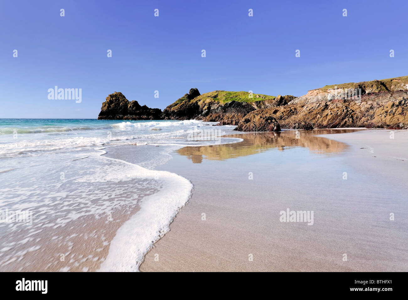 Eine Reihe von Surf führt das Auge über den Strand bei Kynance Cove, Cornwall Stockfoto