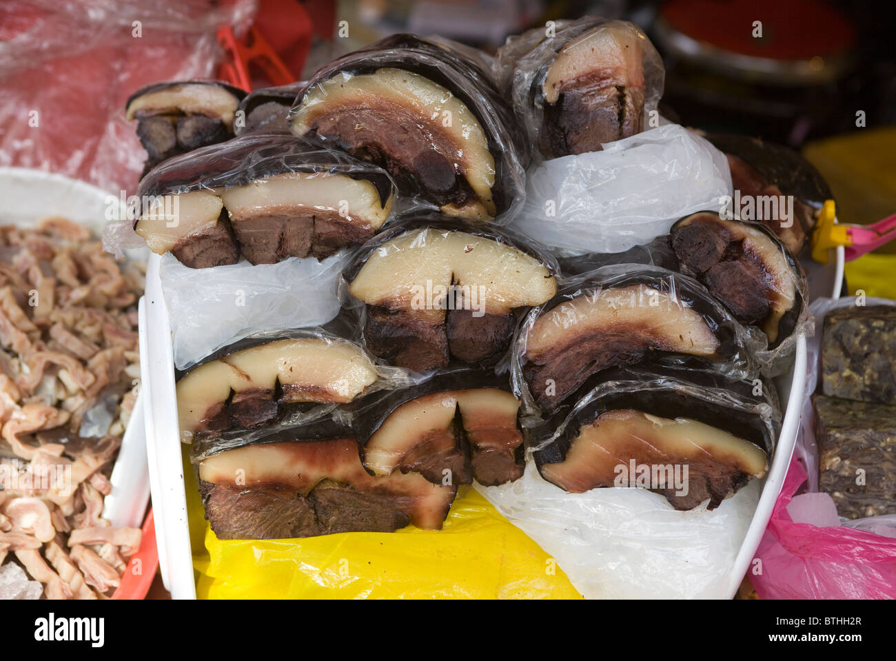 Delfinfleisch zum Verkauf an Jagalchi Meeresfrüchte oder Fisch Markt Busan in Südkorea Stockfoto
