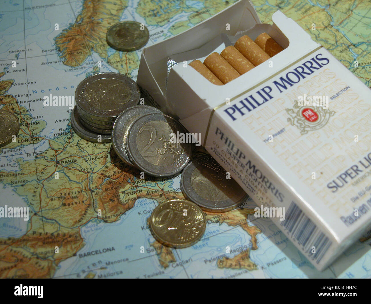 Zigaretten und Euro Stockfoto