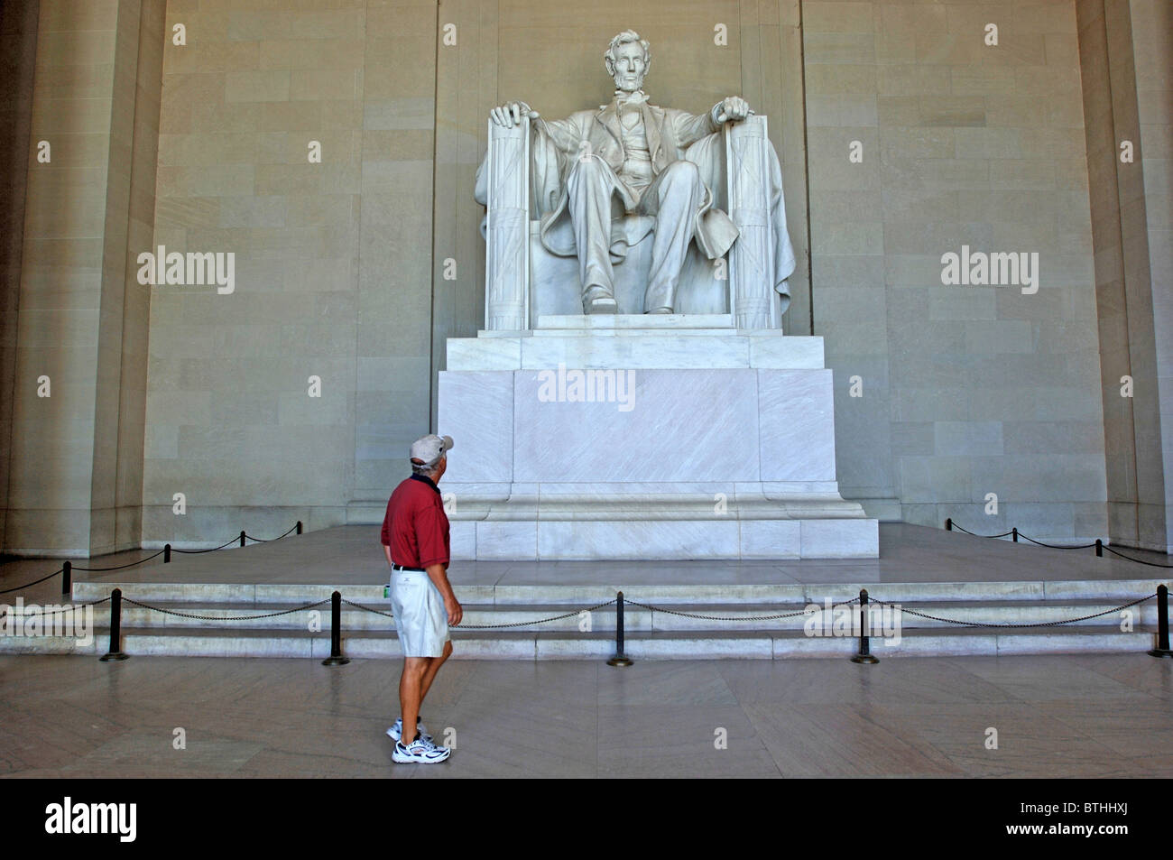 Ein Tourist vor der Lincoln-Statue in der Lincoln Memorial, Washington D.C., USA Stockfoto