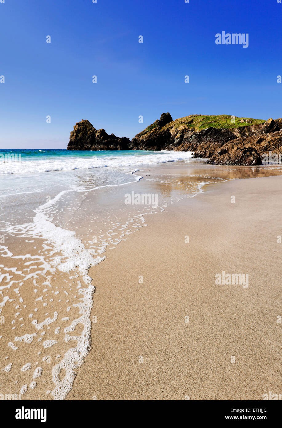 Weiß Surfen sanft runden über den unberührten Sand der Kynance Cove, The Lizard, Cornwall Stockfoto