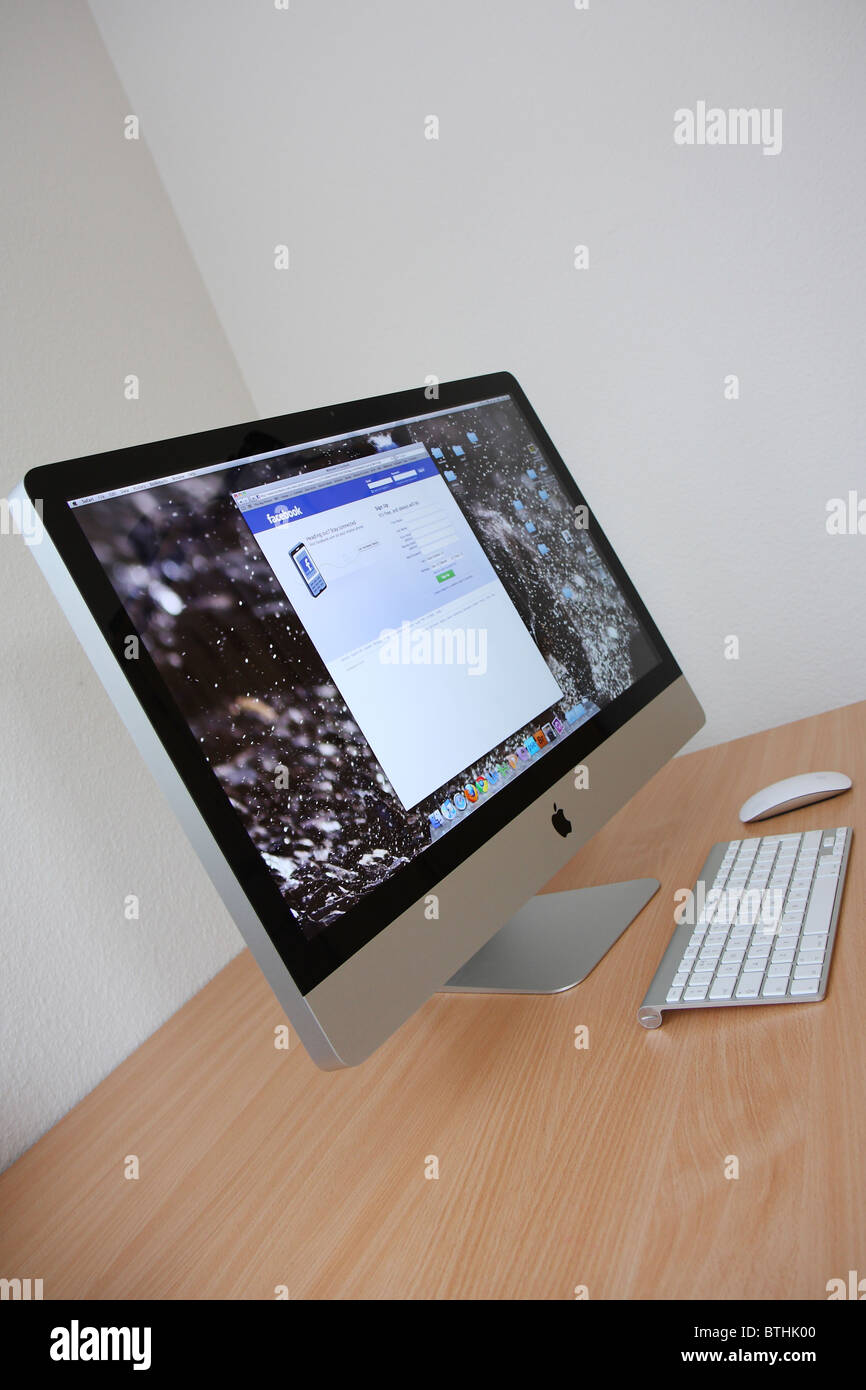 Schreibtisch im persönlichen Studie mit 27' Apple Imac mit Facebook-Webseite im Safari-Browser angezeigt Stockfoto