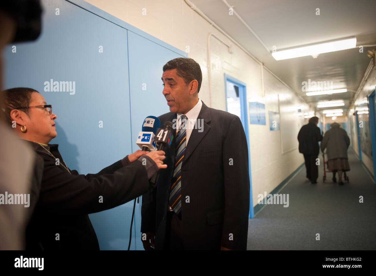 Politiker spricht zu den Medien vor dem Gießen seinen Stimmzettel im Washington Heights in New York am Wahltag Stockfoto