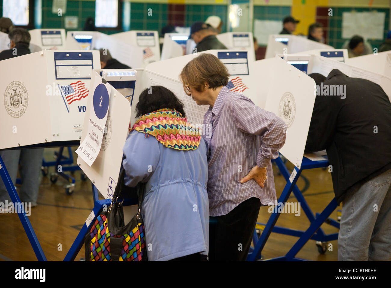 Wähler ihre Stimmzettel im Washington Heights in New York am Wahltag gegossen Stockfoto
