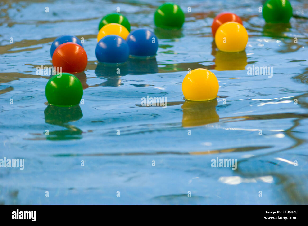 Bunte Kugeln auf dem Wasser Stockfoto
