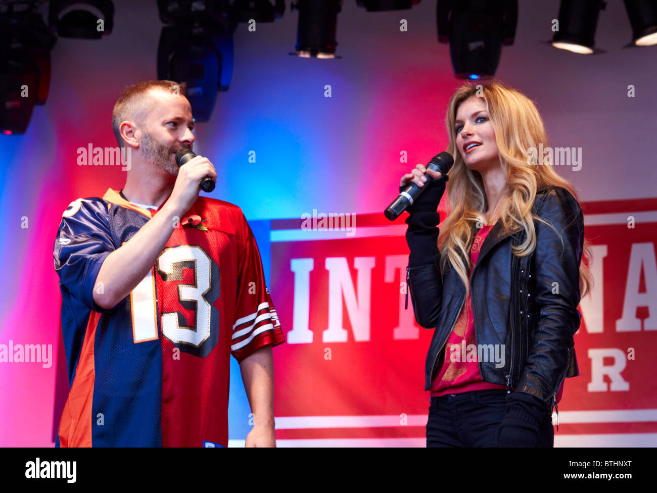 Marisa Miller auf der Bühne während der NFL Fan-Rallye auf dem Trafalgar Square Stockfoto