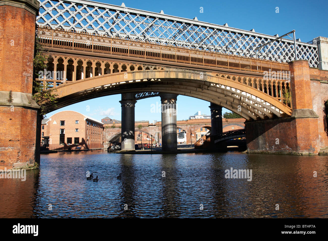 YHA mit Eisenbahnbrücke in Castlefield UK Stockfoto