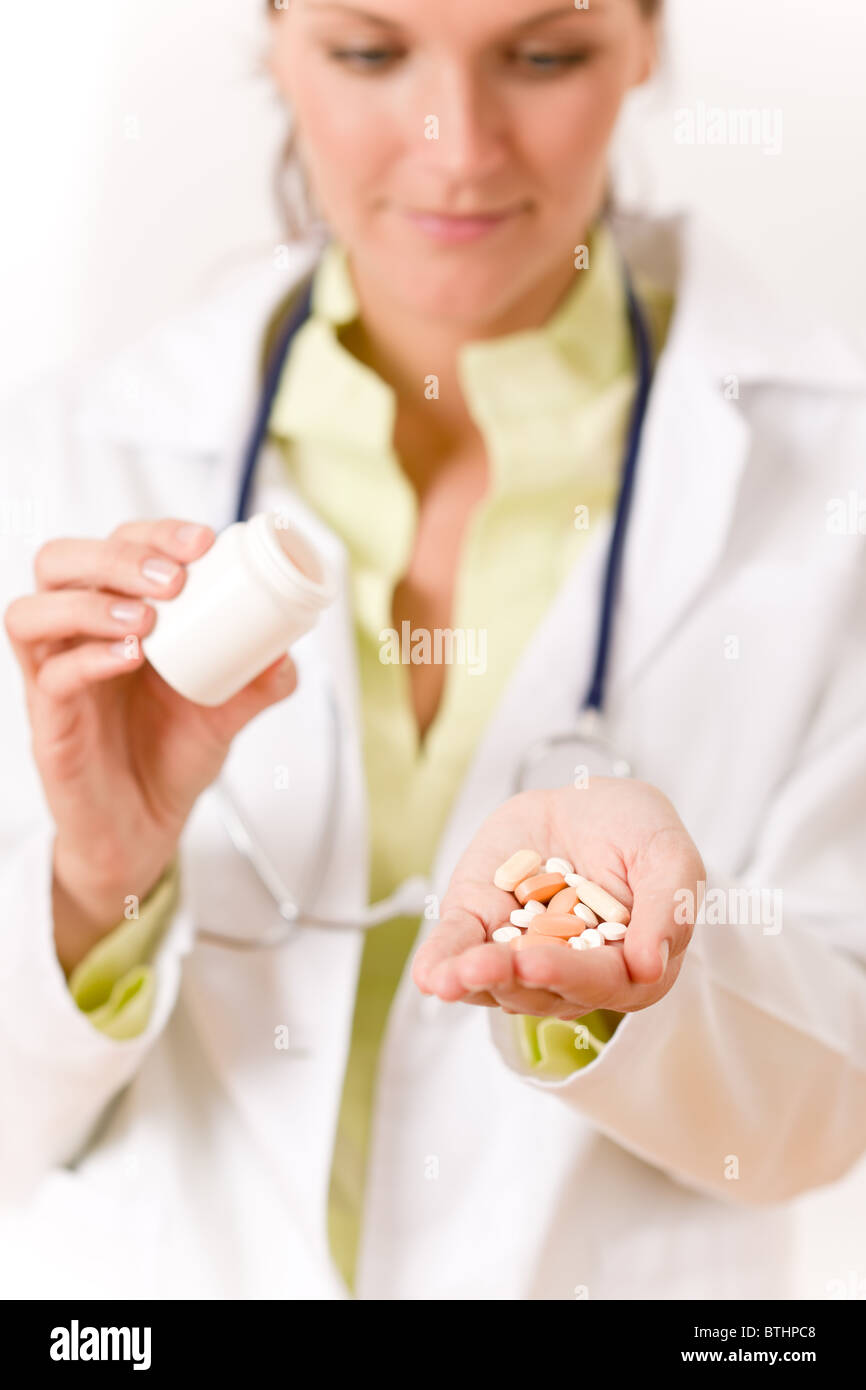 Ärztin mit Stethoskop mit Tablet und Medizin-Flasche Stockfoto