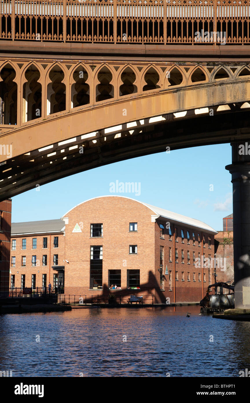 YHA mit Eisenbahnbrücke in Castlefield UK Stockfoto