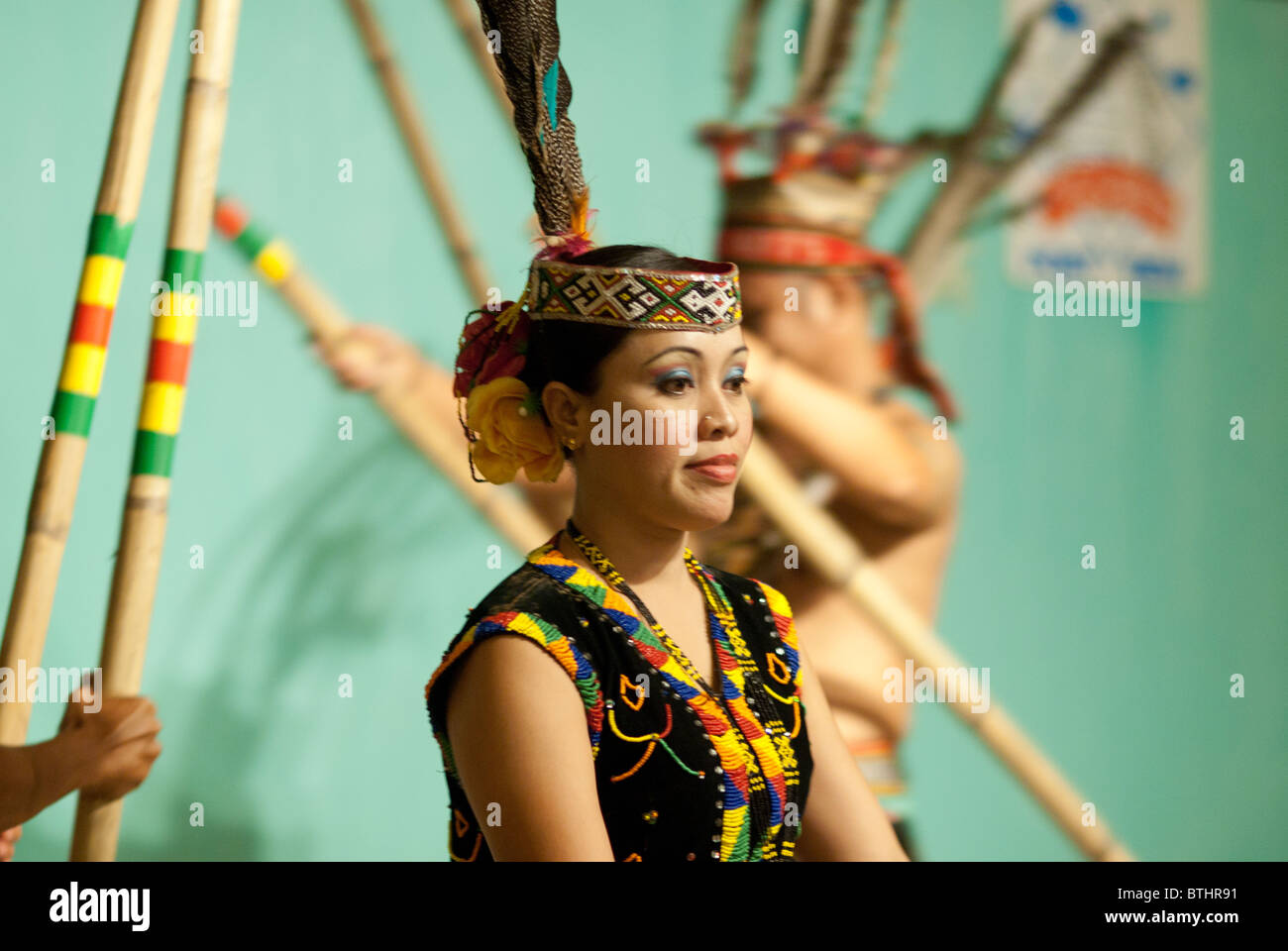 Tribal-TänzerInnen Kota Kinabalu Sabah Borneo Malaysia Stockfoto